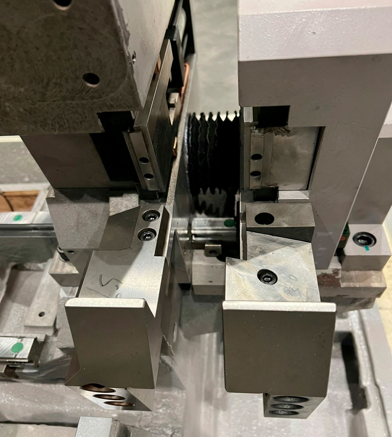 Третья ось позиционирования заготовки при резке металла