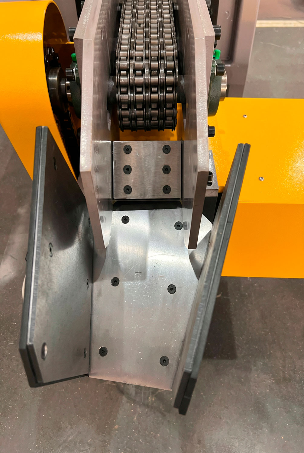 Зона выгрузки линии резки металла на производстве