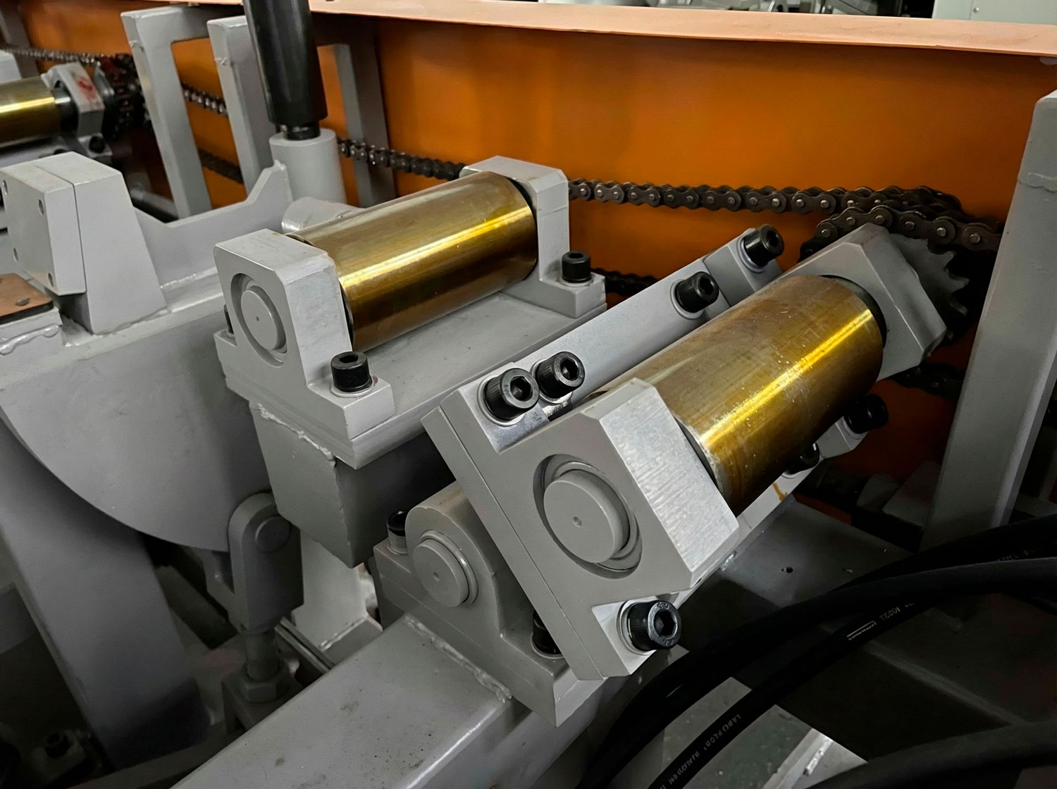 Зона загрузки линии по резке металла