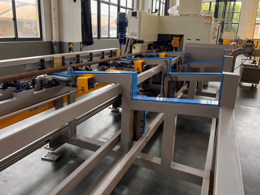 Зона загрузки дискового станка по металлу от производителя