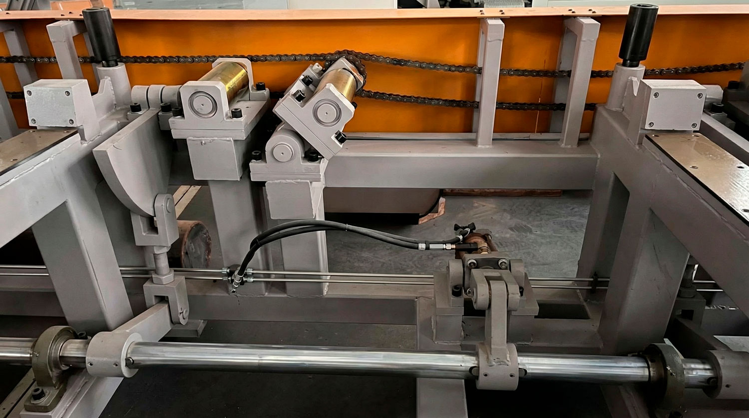 Зона загрузки станка по металлу