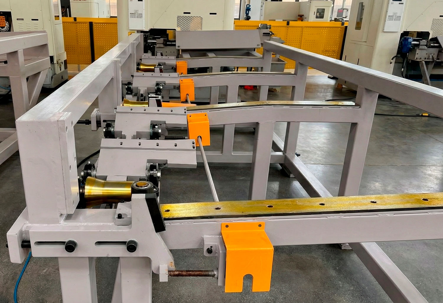 Зона загрузки станка по металлу